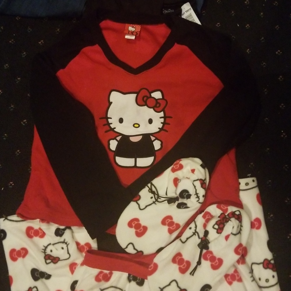 Hello Kitty Fleece PJ Set w.matching Slippers NEW - Picture 2 of 8